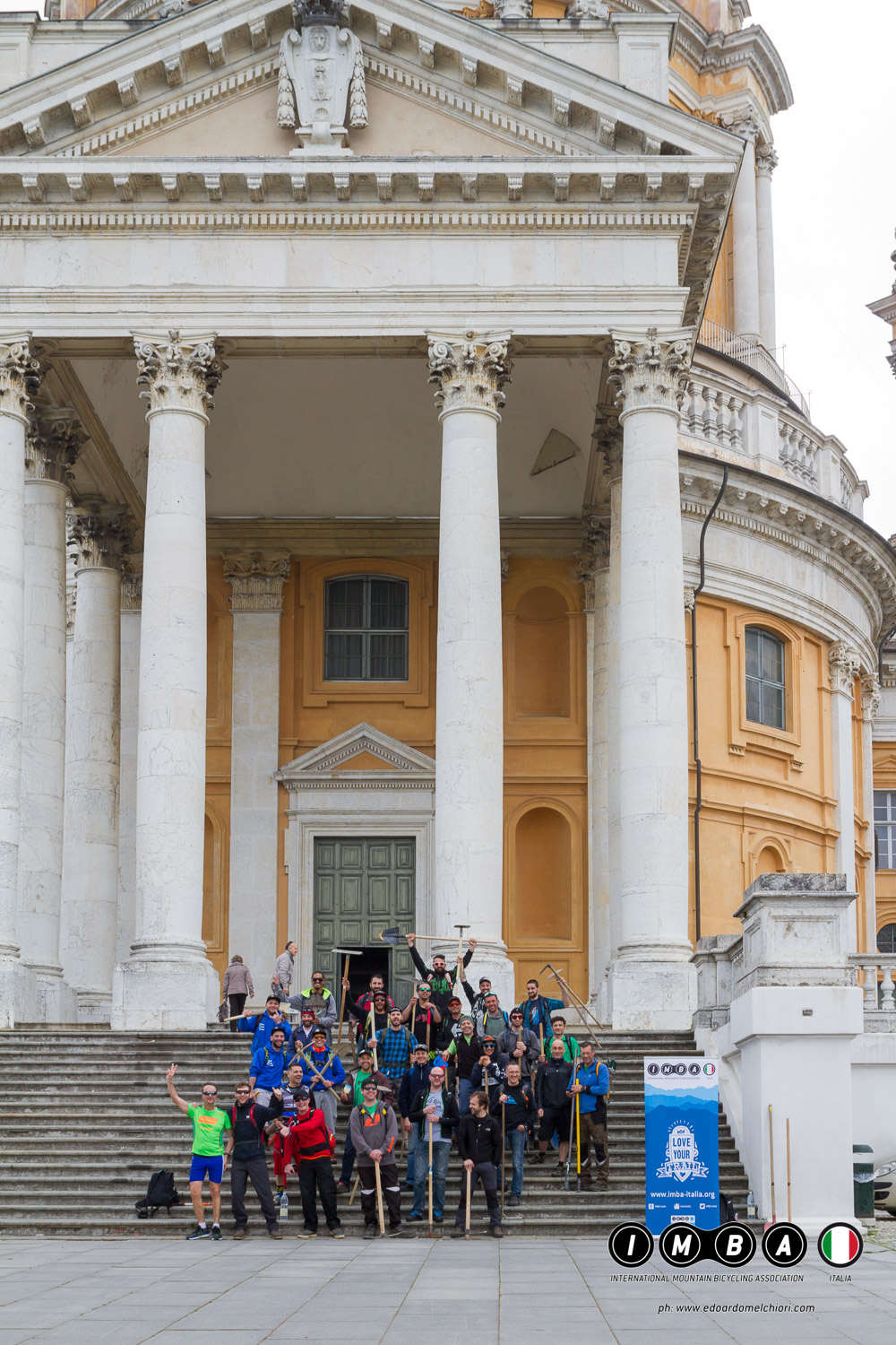Foto di gruppo alla Basilica di Superga durante il corso di trail building IMBA Italia di Torino